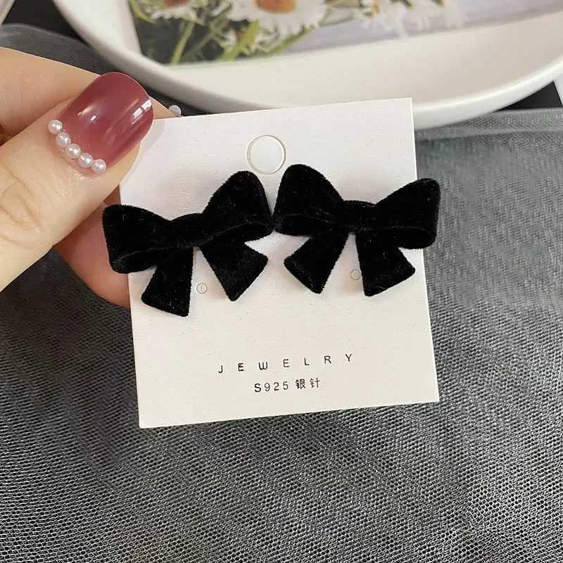Retro black velvet earrings charming geometric bow and stud earrings fashionable and unusual jewelry earrings accessories for women Y250401