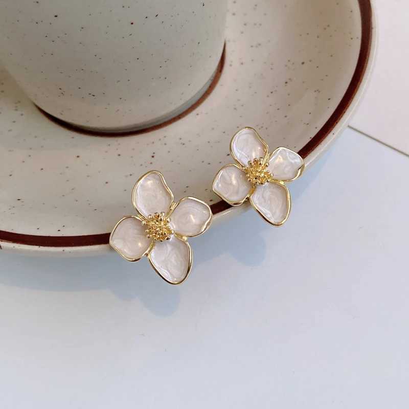 Beige Irregular Flower Earrings for Women Fourpetals Gold Color Florals Enamel Female Stud Earrings 2025 new trend brincos C251103