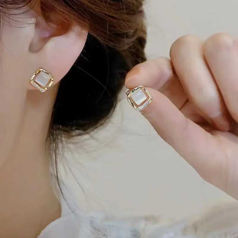 Fashion Small Rhombus Stud Earrings Golden Metal Frame Inlay Rhinestones Imitation Opal Earrings for Women Geometry Jewelry C251103