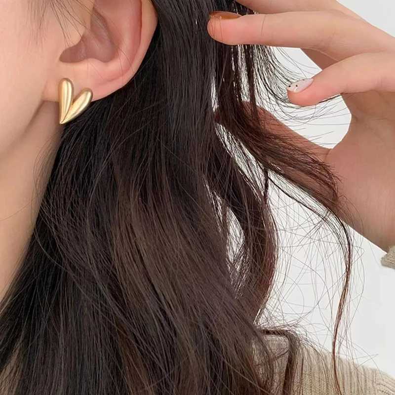 Simple Design Frosted Brushed Metal Heartshaped Stud Earrings a Versatile Daily Accessory for Girls in 2025 Fashion Jewelry C251103