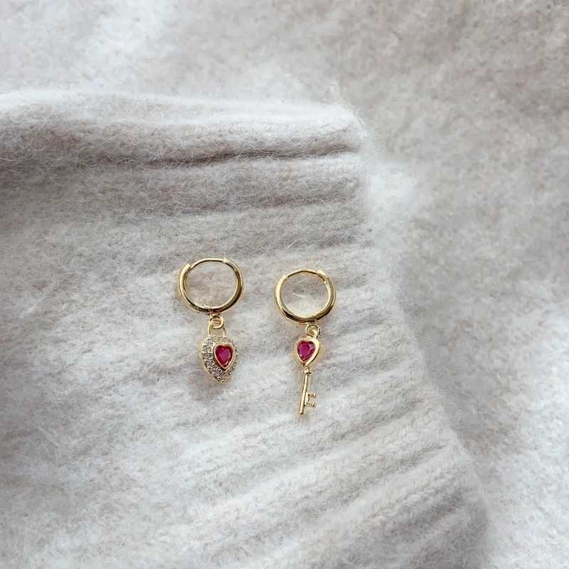 2023 New Arrival French Retro Exquisite Red Heart Lock Hoop Earrings For Women Fashion Elegant Metal Jewelry Party Gifts Y250401