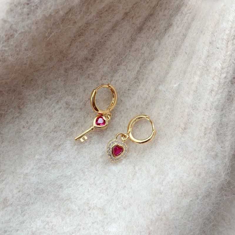 2023 New Arrival French Retro Exquisite Red Heart Lock Hoop Earrings For Women Fashion Elegant Metal Jewelry Party Gifts Y250401