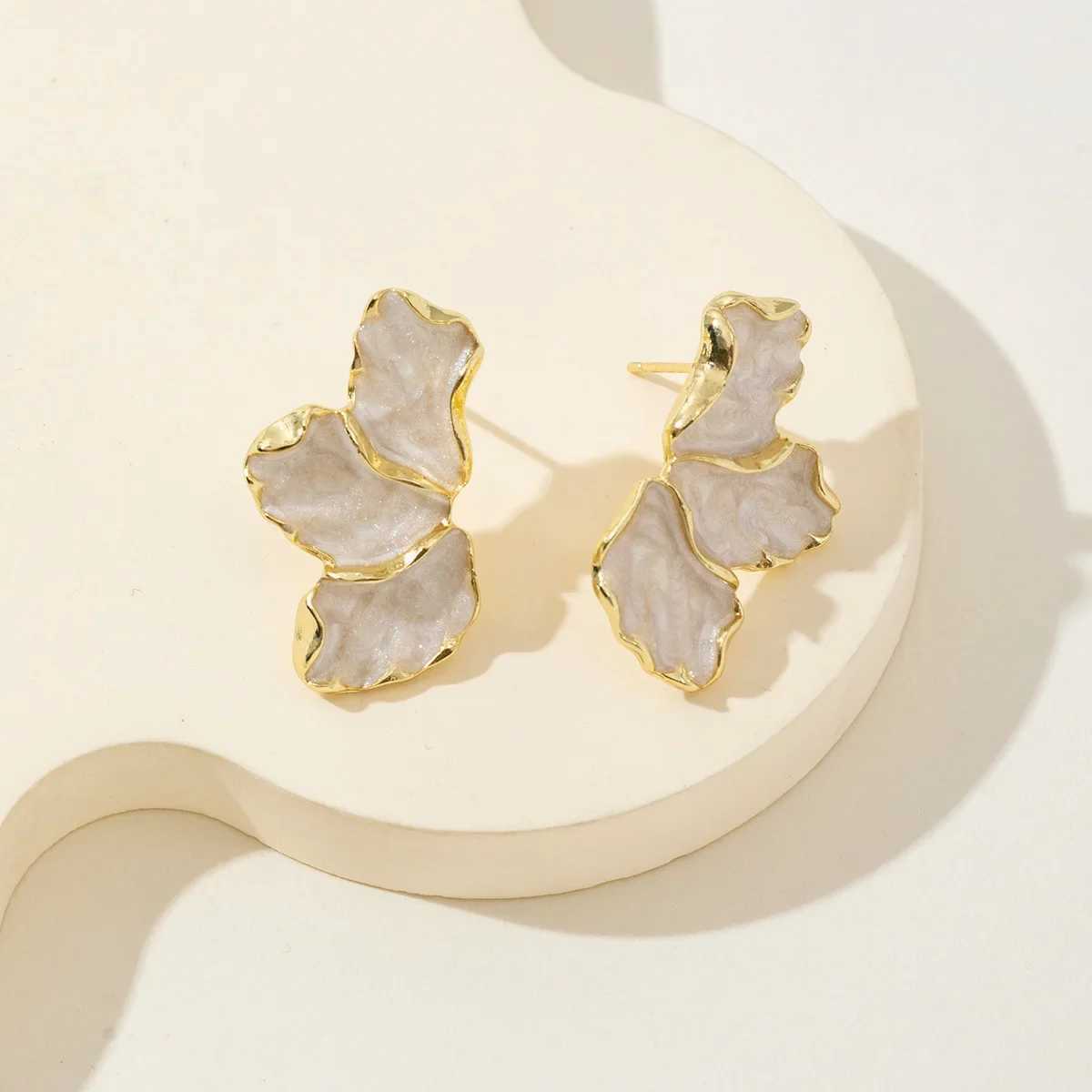 Metal Flower Cream Stud Earrings for Women Fashion Gold Plated Irregular Rear Earrings Heavy Design Statement Earrings Y250401