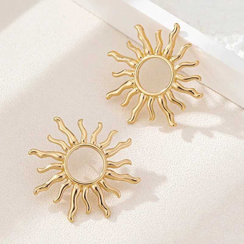Vintage Exaggerated Sunflower Gold Metal Earrings Suitable for Womens Holiday Party Gifts OL Fashion Jewelry Earring Accessories Y250401