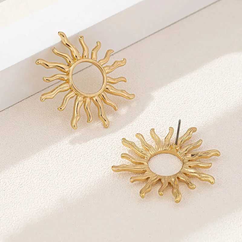 Vintage Exaggerated Sunflower Gold Metal Earrings Suitable for Womens Holiday Party Gifts OL Fashion Jewelry Earring Accessories Y250401