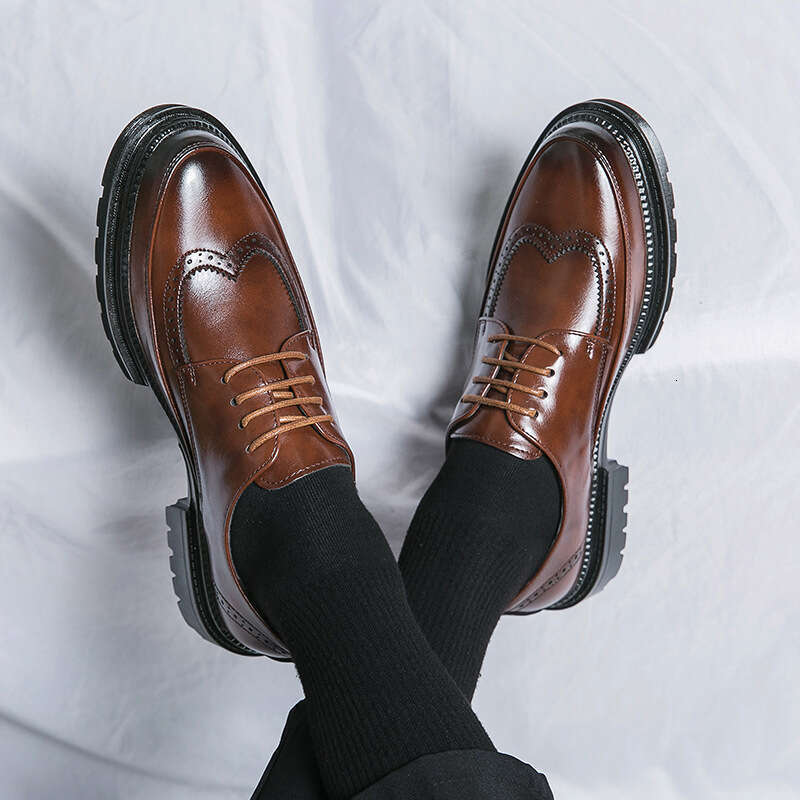 Seasonal men's outerwear thick soled large-sized low top lace up business leather shoes, pointed small black shoes