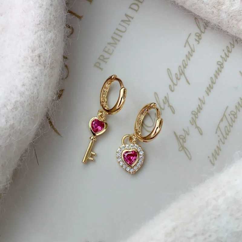 2023 New Arrival French Retro Exquisite Red Heart Lock Hoop Earrings For Women Fashion Elegant Metal Jewelry Party Gifts Y250401
