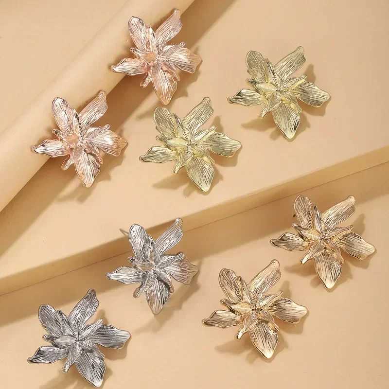 Vintage metal flower large stud earrings womens gold and silver geometric patterns fashionable jewelry accessories Y250401