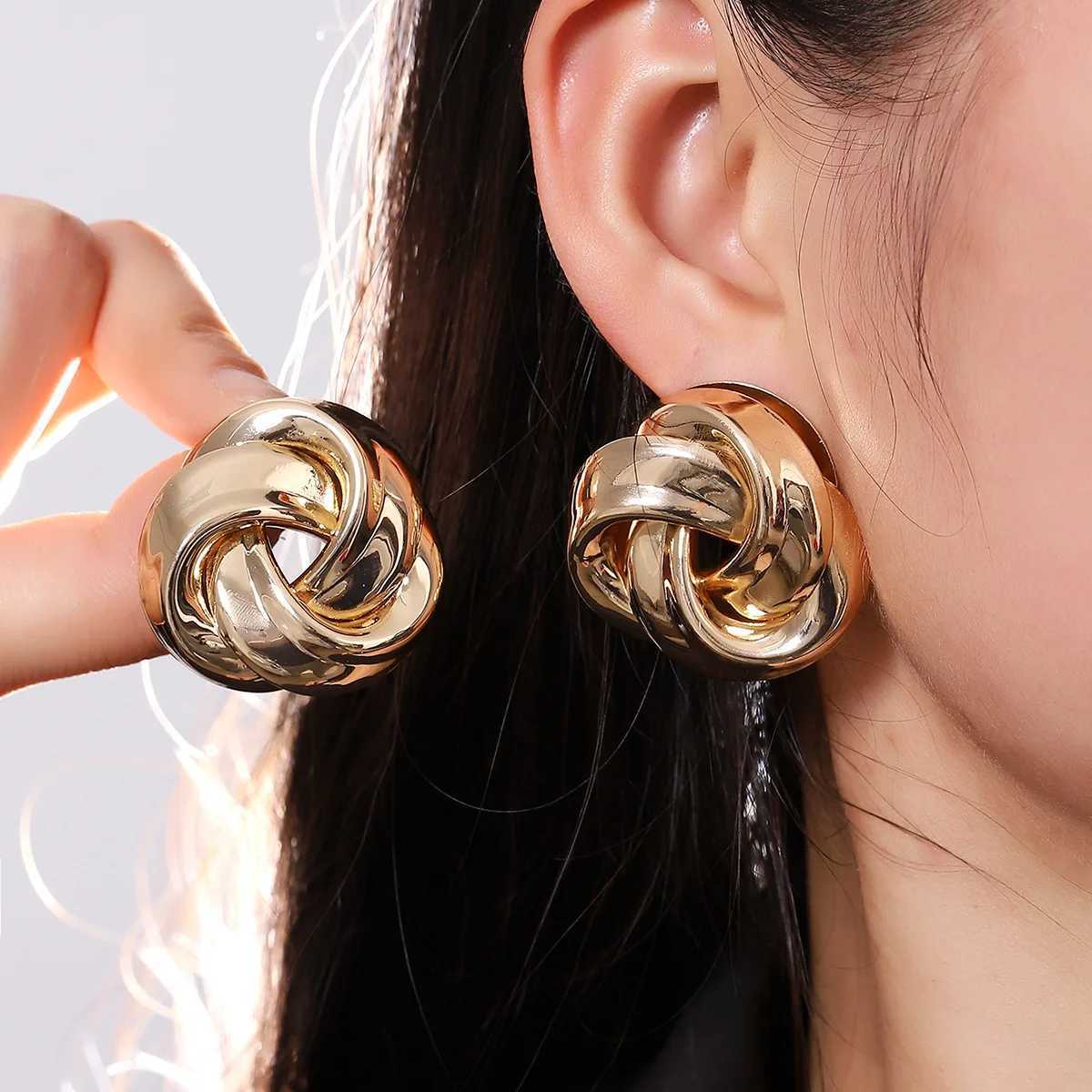 New large metal pendant earrings suitable for women gold spiral extruded pendant earrings heavy-duty earrings jewelry oorbellen voor vrouwen Y250401