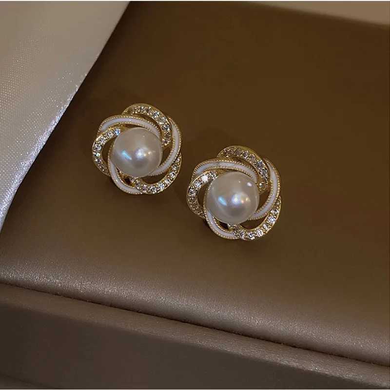 Flower Pearl with Zircon Stud Earrings for Women New Fashion Gold Color Luxury Elegant Ear Buckle Earring Jewelry Party Gift C251103