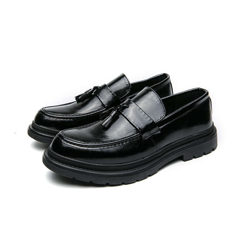 Men's shoes in plus size, new casual fashionable tassel leather shoes, trendy shoe covers, one foot pedaling, loafers