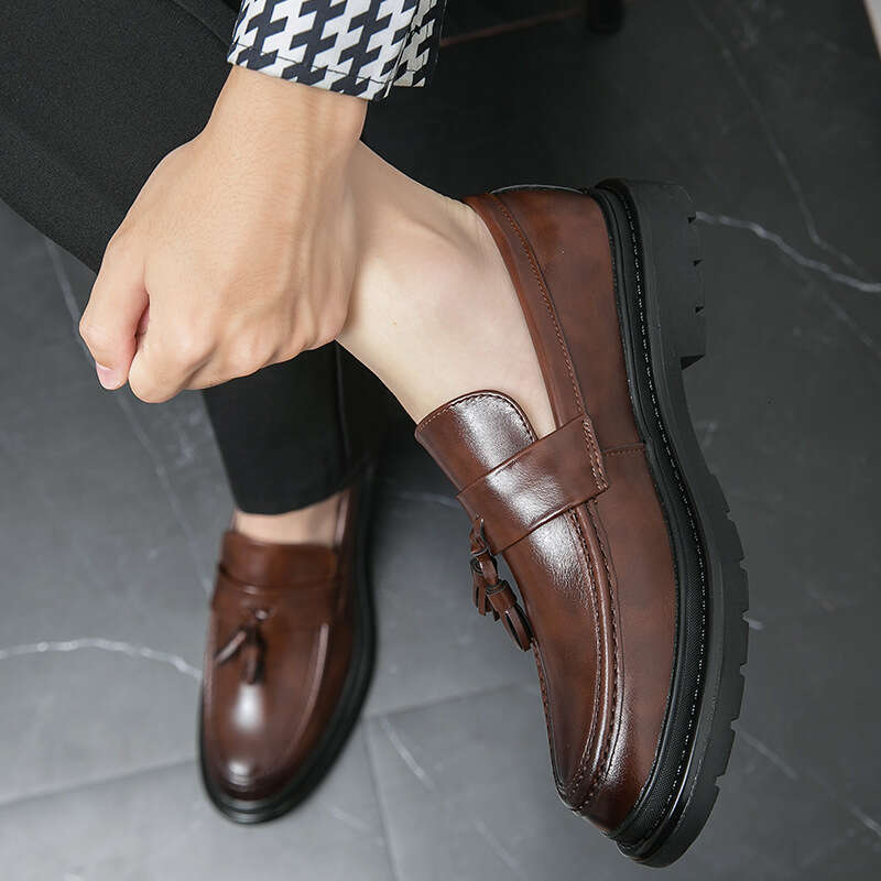 Men's shoes in plus size, new casual fashionable tassel leather shoes, trendy shoe covers, one foot pedaling, loafers