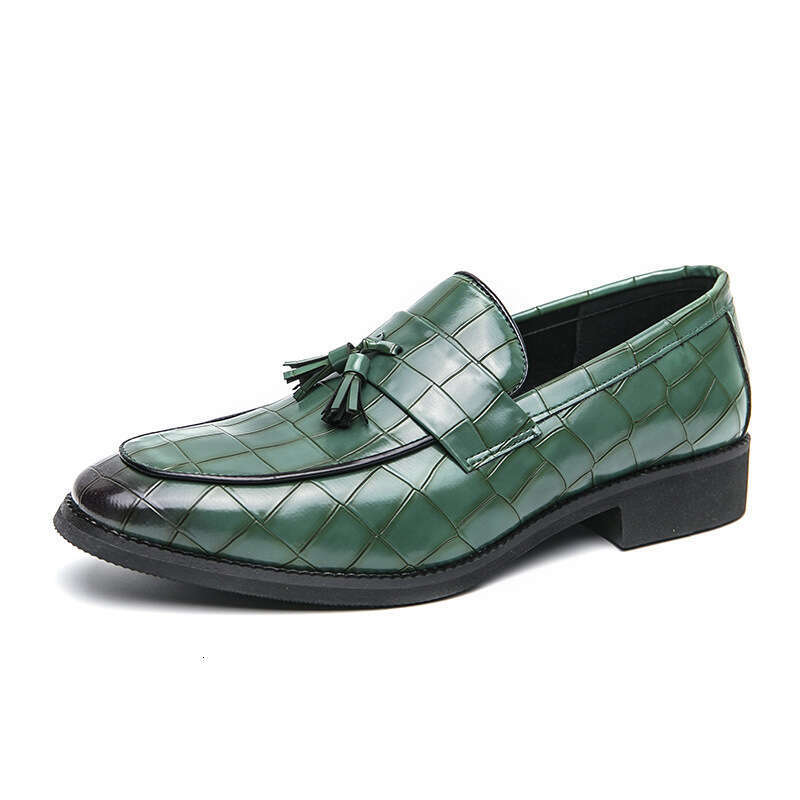 Men's oversized tassel embossed Lefu shoes, 2024 Spring and Autumn new style, size 38-46 men's casual leather shoes