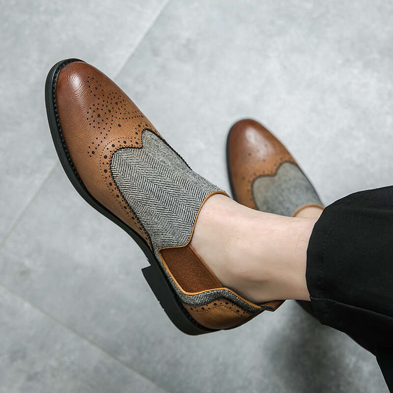 Men's in plus size, new casual fashionable foot covers, carved Blok leather shoes, trendy wedding shoes