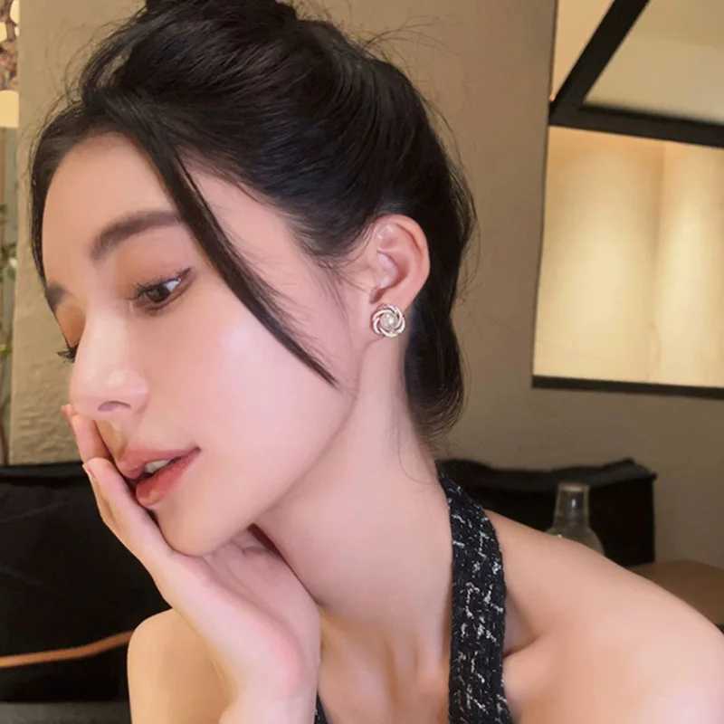 Flower Pearl with Zircon Stud Earrings for Women New Fashion Gold Color Luxury Elegant Ear Buckle Earring Jewelry Party Gift C251103