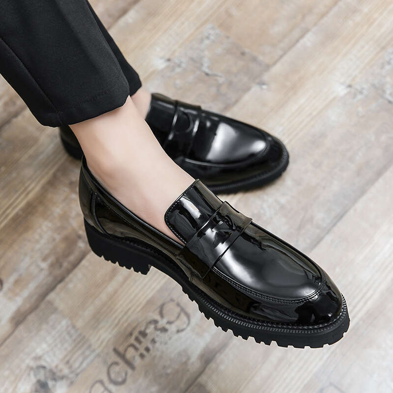 Large shiny pointed toe shoes 2024 Spring Autumn new men's business and leisure loafers for men