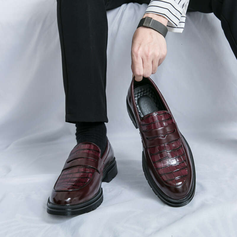 Large size leather shoes 2024 Spring and Autumn new style for men, with one foot on, lazy, smiling, business attire, groom getting married