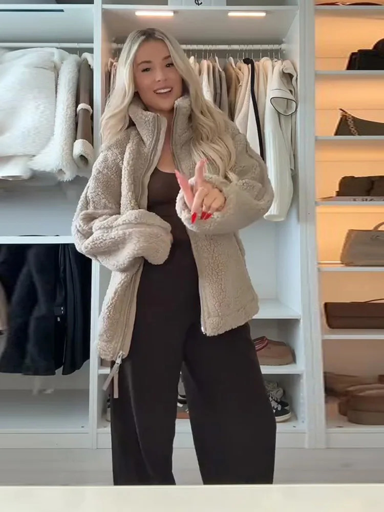 Autumn Winter Fur One Piece Lamb Wool Women Zipper Jacket Female Contrast Color Plush Warm Coat Fashion Lady Outwear 251106