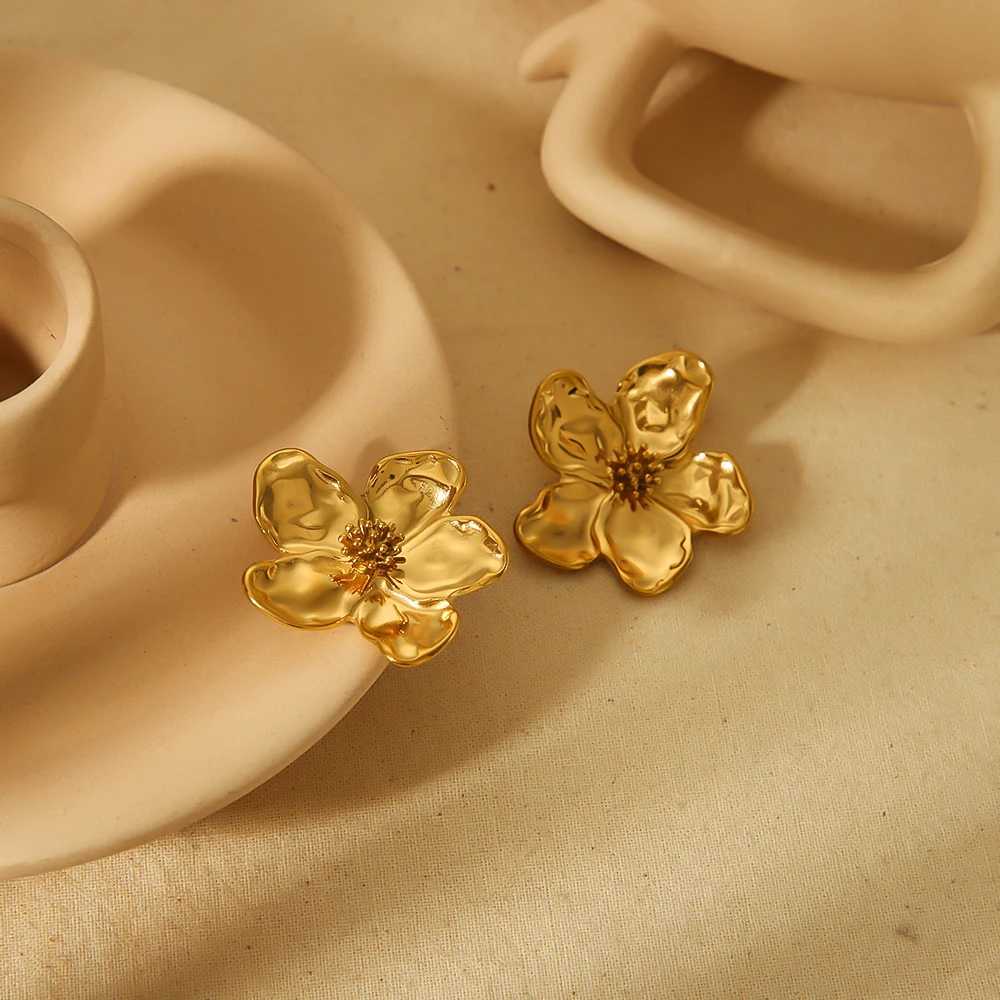 Fashion Elegant Statement 18k Gold Plated Hammered Earrings Non Tarnish Stainless Steel Pearl Flowers Stud Earrings C251103