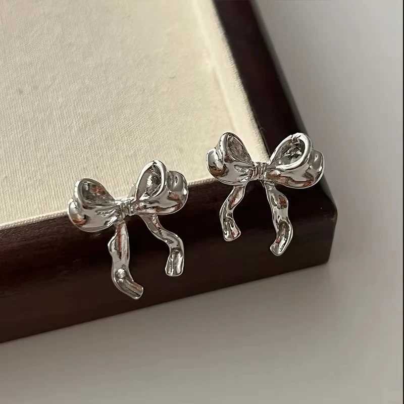 FTCY vintage metal bow earrings suitable for women sweet and elegant gold womens stud earrings Christmas party jewelry Y250401