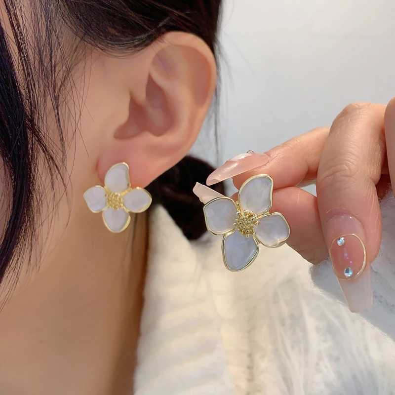 Beige Irregular Flower Earrings for Women Fourpetals Gold Color Florals Enamel Female Stud Earrings 2025 new trend brincos C251103