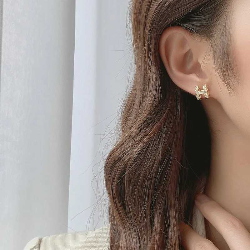 Simple and compact Hshaped stud earrings with a highend elegant and niche design sense C251103