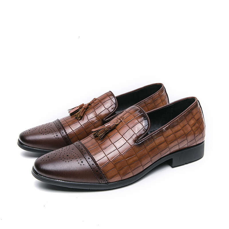 Men's in plus size, new casual fashionable one-piece pointed leather shoes, trendy men's wedding shoes