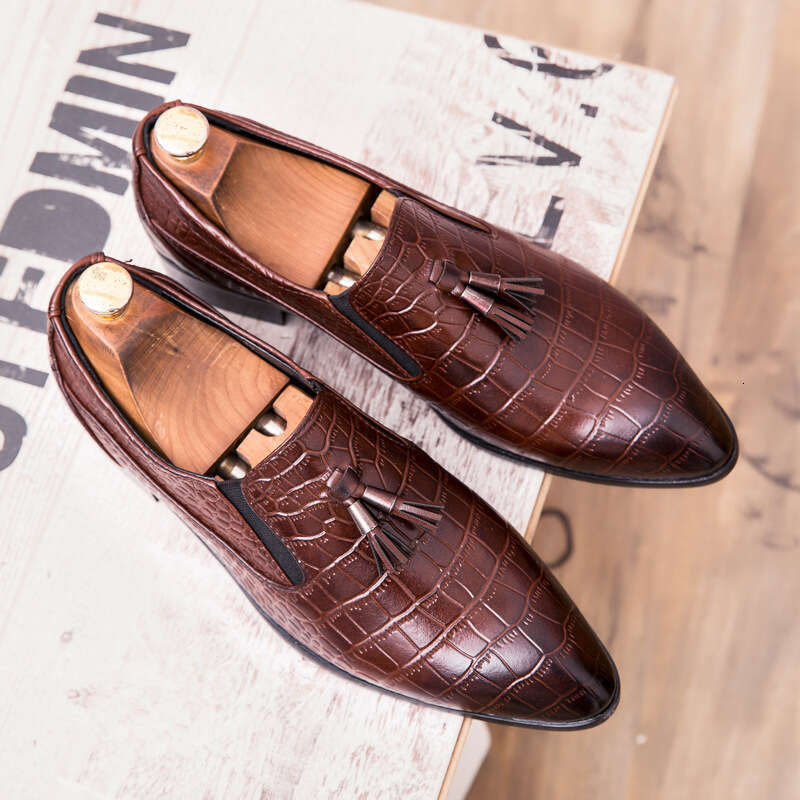 Men's in plus size, new casual fashionable set feet, tassel shoes, trendy British style pointed small leather shoes