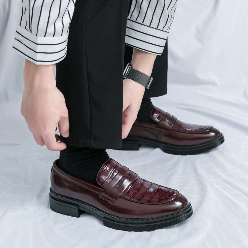 Large size leather shoes 2024 Spring and Autumn new style for men, with one foot on, lazy, smiling, business attire, groom getting married