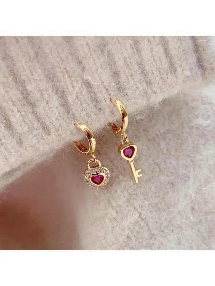 2023 New Arrival French Retro Exquisite Red Heart Lock Hoop Earrings For Women Fashion Elegant Metal Jewelry Party Gifts Y250401