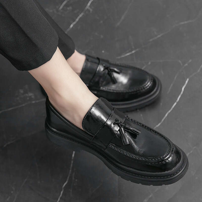 Men's shoes in plus size, new casual fashionable tassel leather shoes, trendy shoe covers, one foot pedaling, loafers
