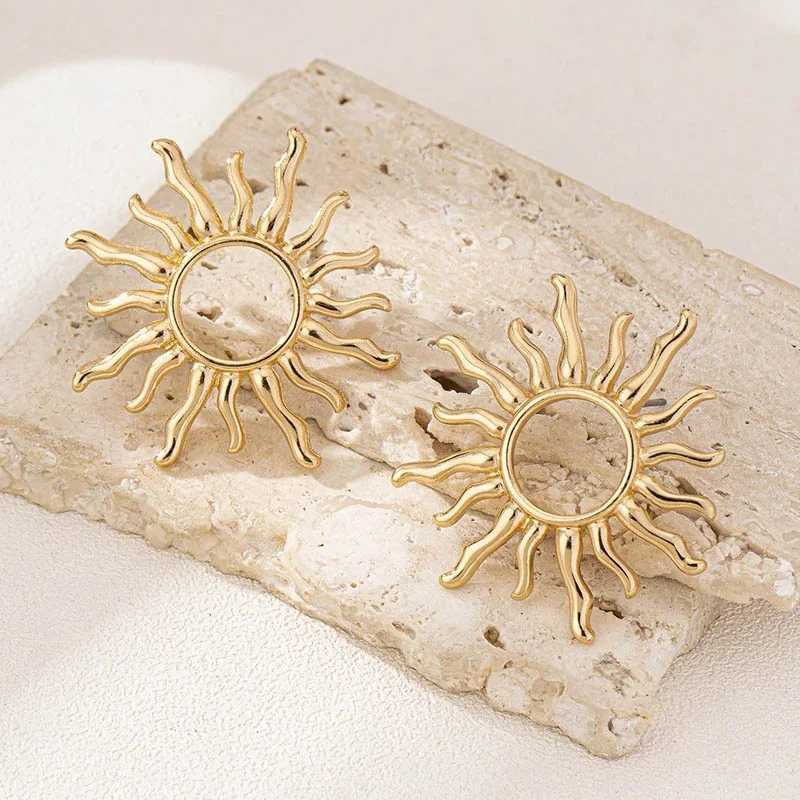 Vintage Exaggerated Sunflower Gold Metal Earrings Suitable for Womens Holiday Party Gifts OL Fashion Jewelry Earring Accessories Y250401