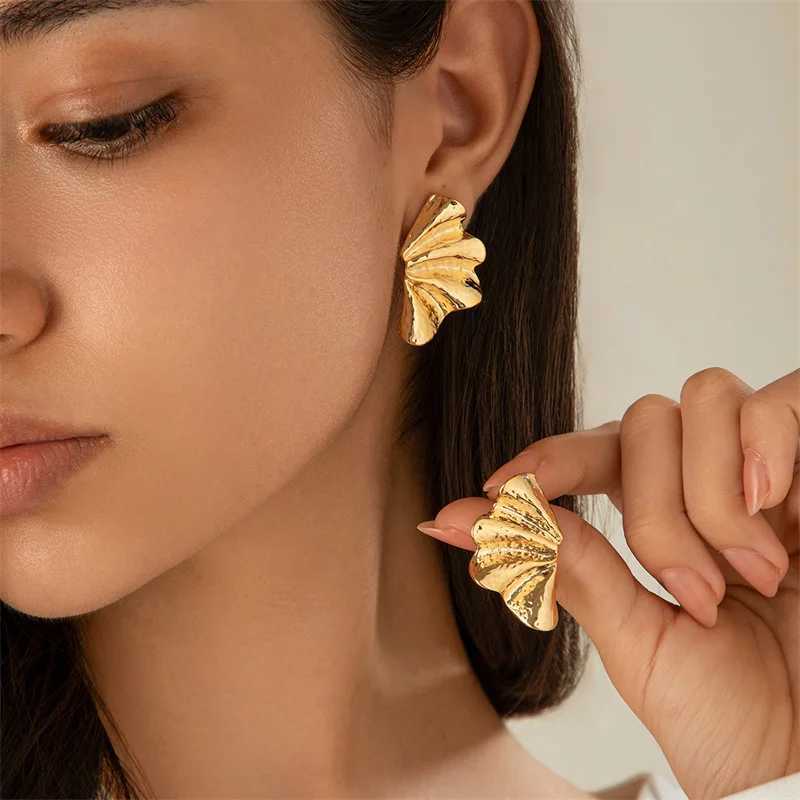 Elegant Design Fashionable Half Flower Stud Earrings Minimalist Irregular Pearl Women 2024 New Gold Earrings Party Jewelry Y250401