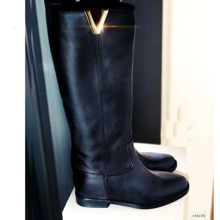 Metal V Decoration Black Leather Knee High Woman Boots New Brand Solid Designer Fashion Catwalk Concise Round Toe Winter Shoes