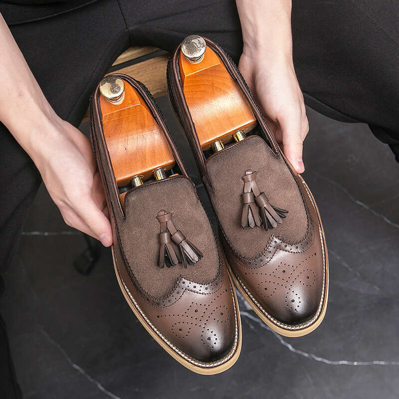 Men's in plus size, new casual shoes, fashionable and trendy. One foot stepping Blok pointed leather for men's wedding shoes