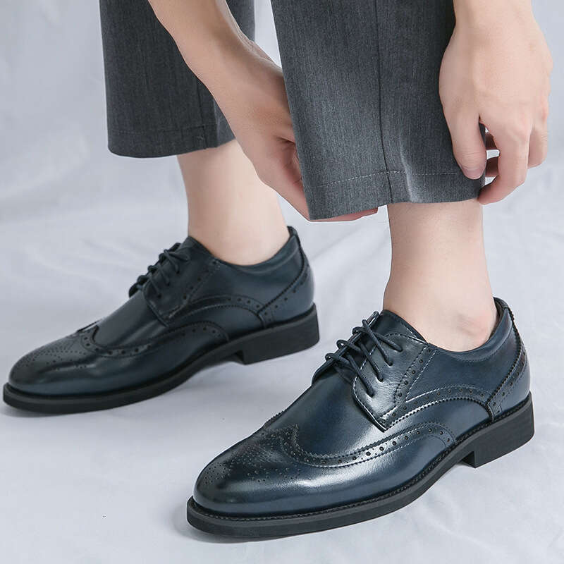 Men's oversized new fashionable British style business dress shoes, trendy carved casual leather shoes