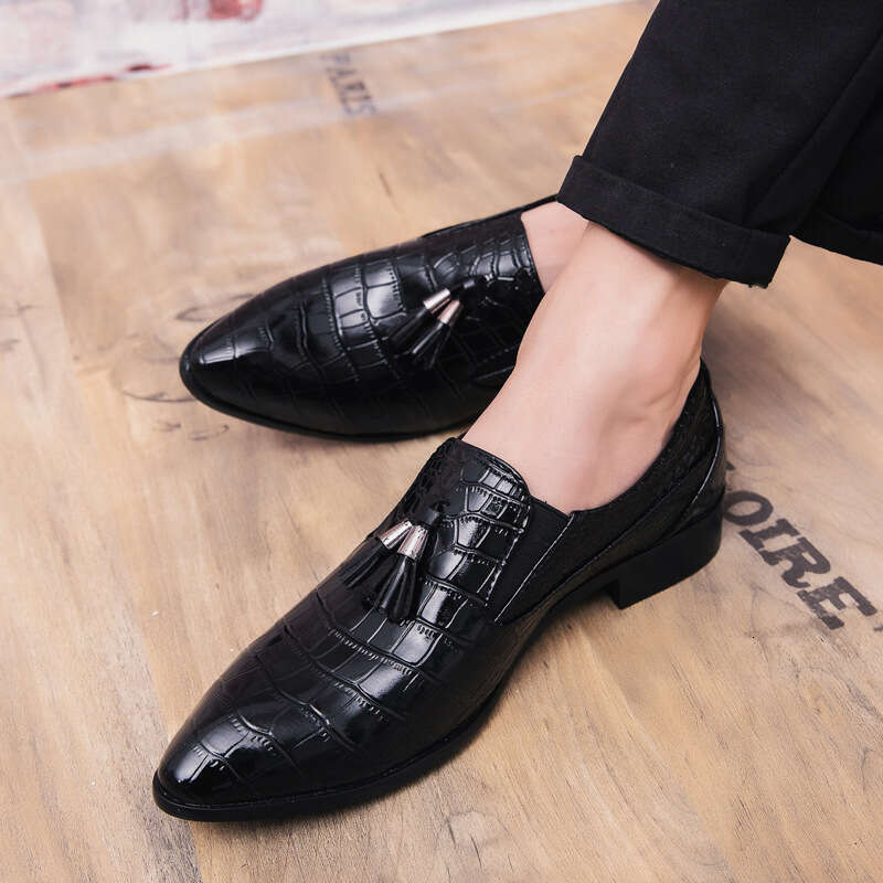 Men's in plus size, new casual fashionable set feet, tassel shoes, trendy British style pointed small leather shoes
