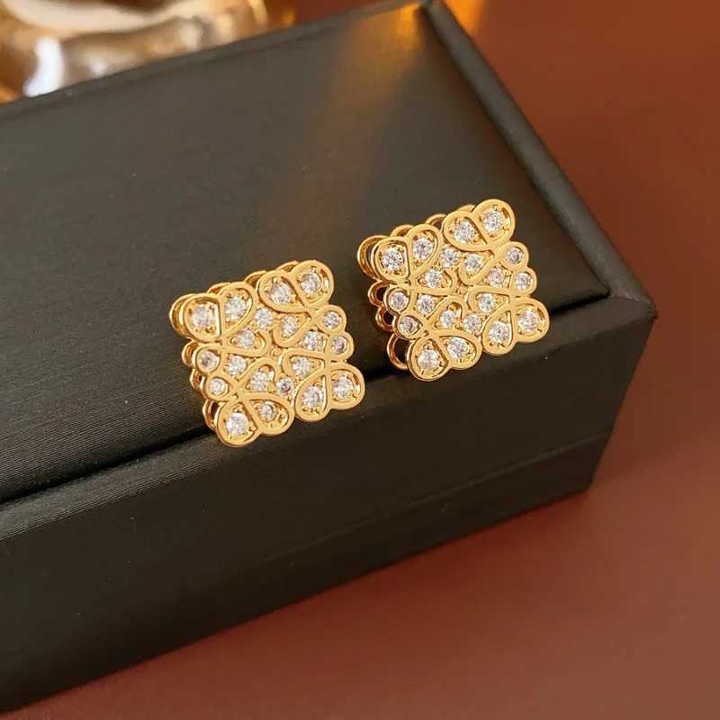 Luxurious FrenchStyle Diamond Earrings Geometric Hollow Design HighEnd Texture Vintage Womens Jewelry 2025 C251103