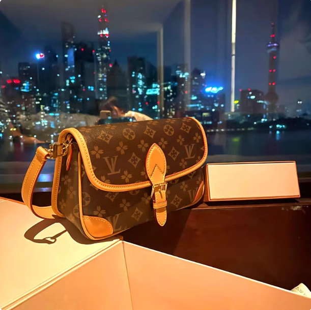 2025 Women Luxurys Designer Bag Crossbody Diane Baguette Classic Vintage Canvas Strap Flower Flap Embossed Letters Clutch Purse Shoulder Bags Tote Bag