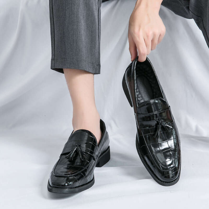 Men's oversized tassel embossed Lefu shoes, 2024 Spring and Autumn new style, size 38-46 men's casual leather shoes