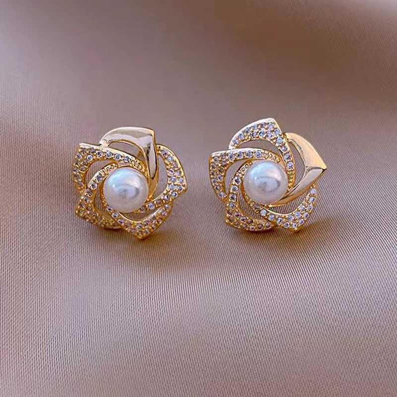 Hollow Out Petal Flower Stud Earrings for Women Metal Rhinestones Mini Imitation Pearl Earrings Party Cute Sweet Small Jewelry C251103