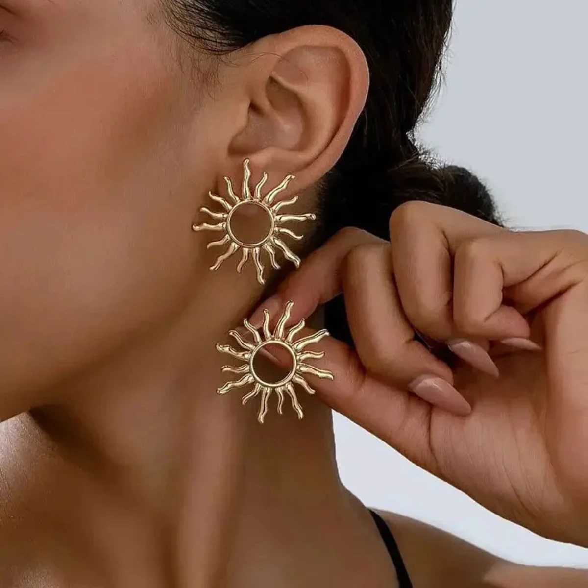 Vintage Exaggerated Sunflower Gold Metal Earrings Suitable for Womens Holiday Party Gifts OL Fashion Jewelry Earring Accessories Y250401