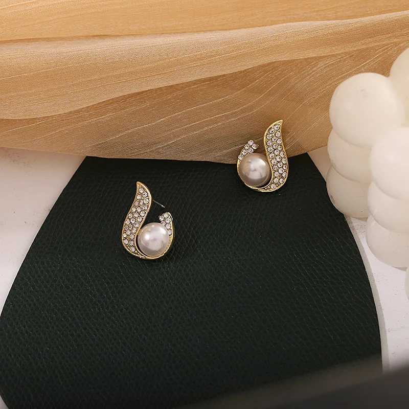 New Fashion Crystal Womens Unusual Earrings Gold Color Flame Pearl Stud Earrings Korean Style Ear Jewelry boucle doreilles C251103