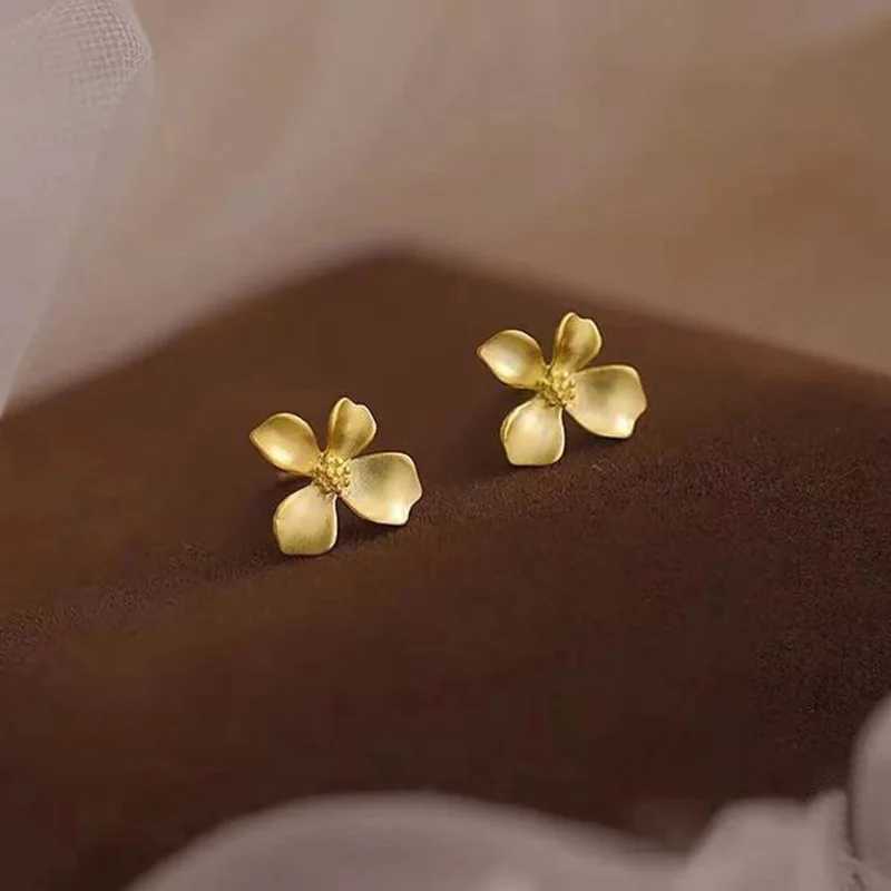 Gold Color Small Flower Studs Earings for Women Simple Elegant 2024 Korea Fashion Girls Students Daily Wear Party Jewelry Gift C251103