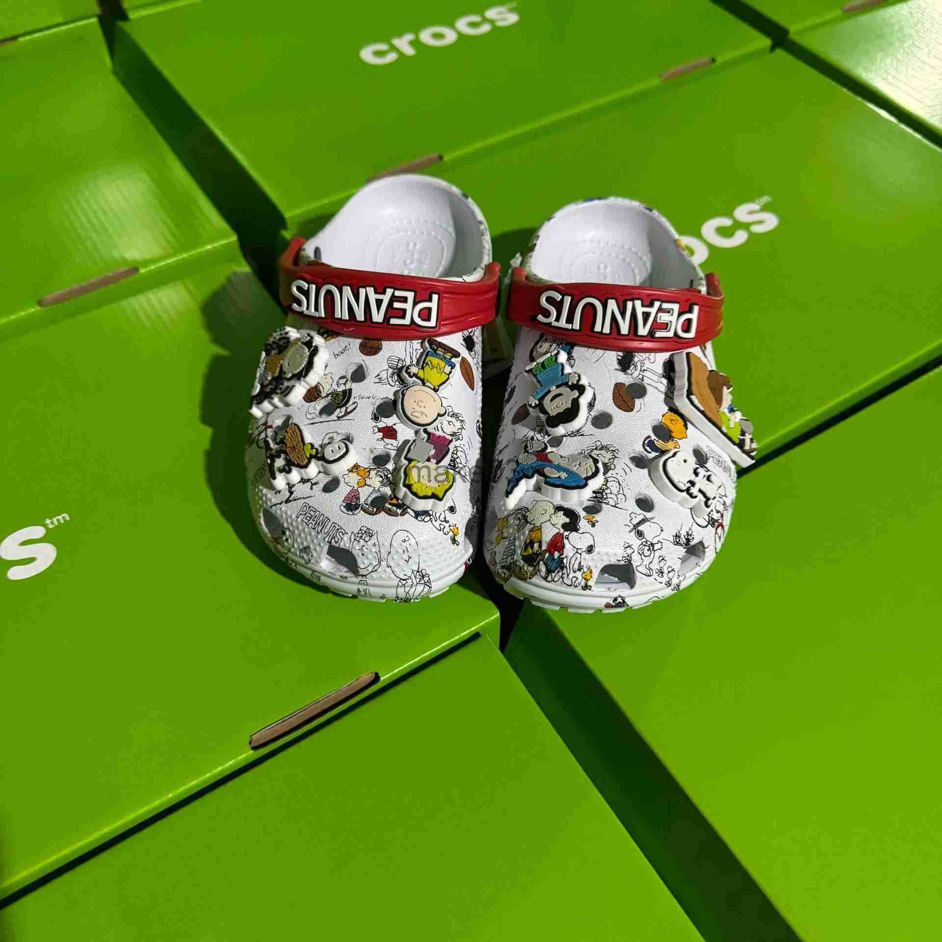 New low heeled beach shoes co branded by childrens celebrities with holes () J250403