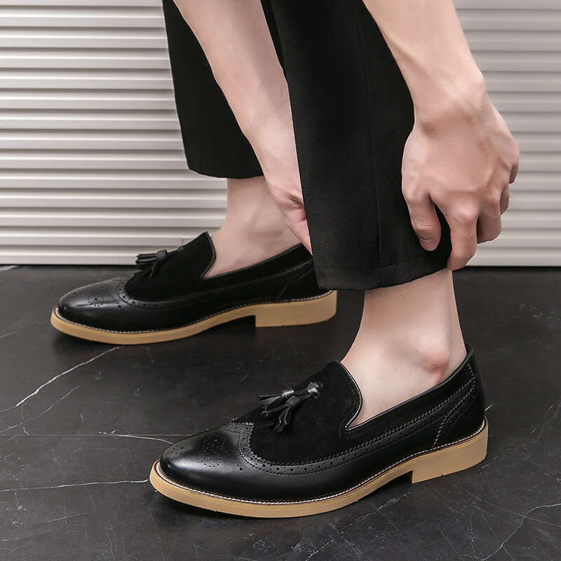 Men's in plus size, new casual shoes, fashionable and trendy. One foot stepping Blok pointed leather for men's wedding shoes