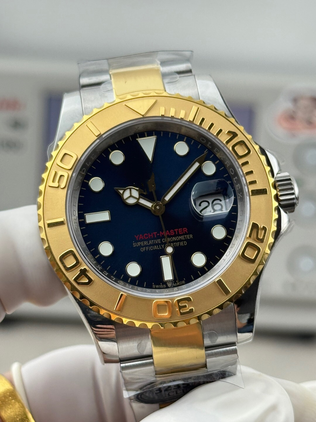 C/Vs wristwatch with a diameter of 40 millimeters Equipped with 3235 integrated movement Sapphire glass crystal. Stainless steel case Leather strap