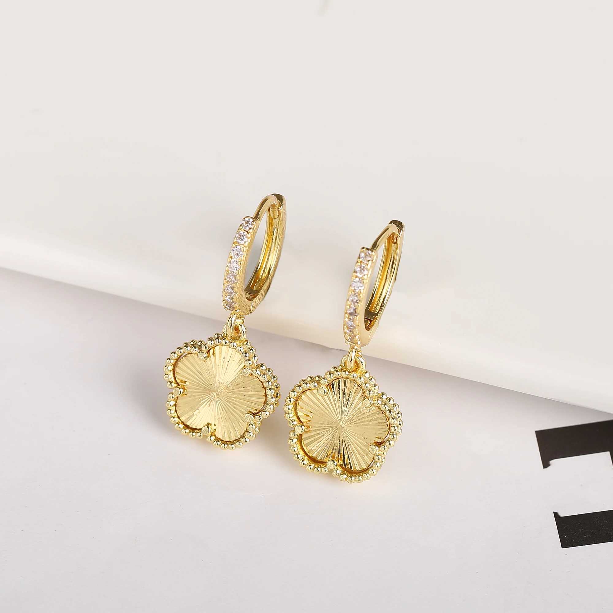 Newly designed diamond inlaid earrings plum blossom five leaf flower plant jewelry womens 18K gold-plated accessories clover Y250401