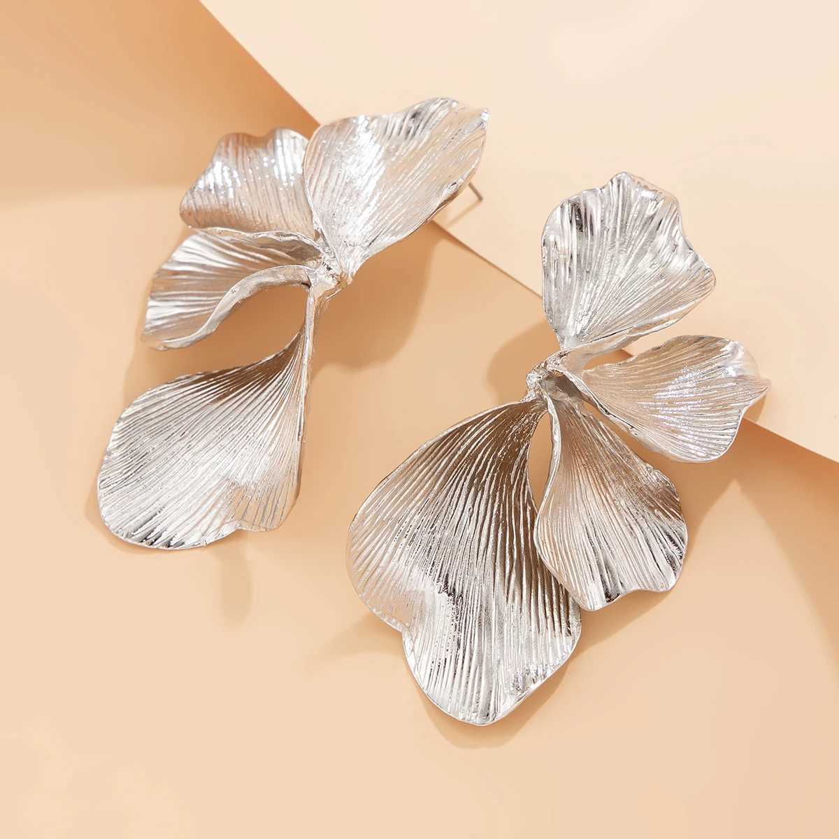 Salicon Exaggerated Metal Tree Leaf Earrings for Women New Gold Petal Pendant Earrings 2024 Party Earrings Y250401