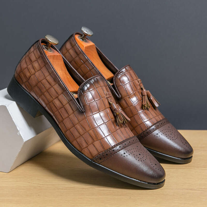 Men's in plus size, new casual fashionable one-piece pointed leather shoes, trendy men's wedding shoes